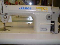 Maquina Juki DDL-8300 de ponto corri. compl. com Bancada, motor e tampo
