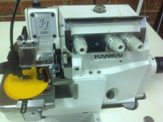 Maquina de costura corte e cose Kansai Special JJ3004 com aplicação para emblemas redondos, com motor servo, tampo e bancada nacional