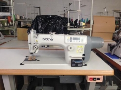 Maquina de costura Brother S7100A-403 + PFL com corte de linha, remate e levantamento de calcador, tampo e bancada nacional
