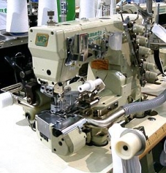 Maquina de costura meter cintos em anel Yamato VG2735PR-356M-08/UTA34, com motor servo, bancada e tampo nacional