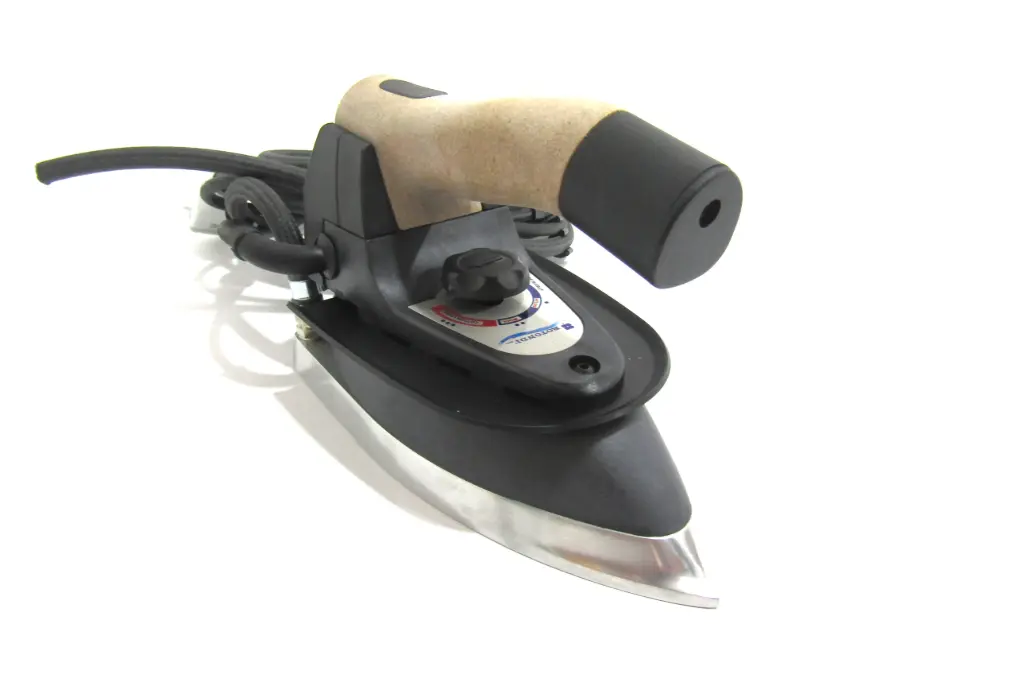 Ferro de brunir ergonómico Rotondi EC-420 de 1.47kg, pega de cortiça, termostato de segurança, 1100W com tubo de 2,5mt e cabo de 2.63mt, 230 / 1 / 50-60