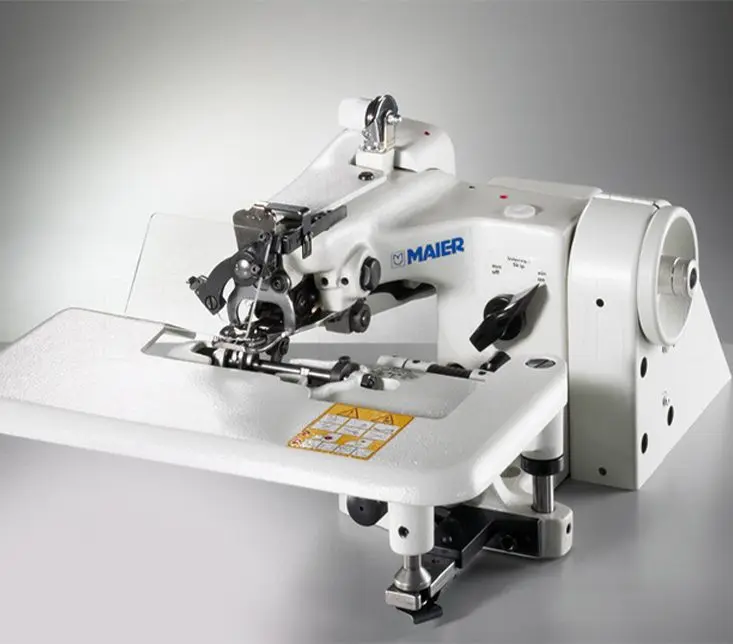 Maquina de bainhas invisiveis Maier 221-12 / PFL, com corte de linha, levantamento de calcador, com tampo e bancada nacional de rodas