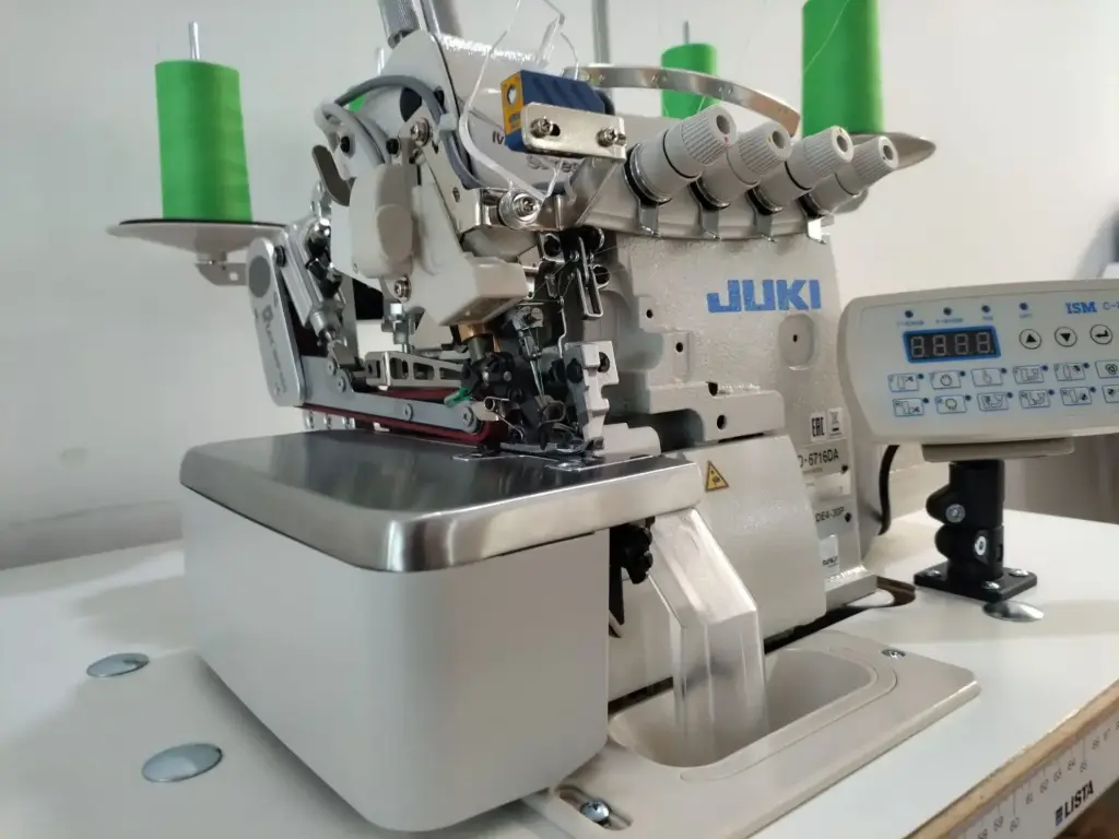 Maquina de costura Juki MO6714DA , com puller eletrónico, motor servo, corte de guilhotina, aspiração de desperdício e de linhas