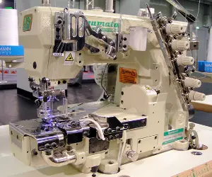 Maquina de costura aparar bainhas Yamato VG3721-156S1-8-WF1 / UTA34 / ST2A , com motor servo, tampo e bancada nacional