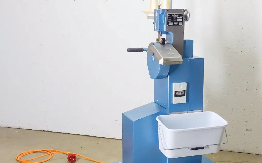 Maquina de costura de ponto cadeia Dohle Kl.621-904 com rodas de polyamide e dispositivo de estabilização, com motor de embraiagem trifásico