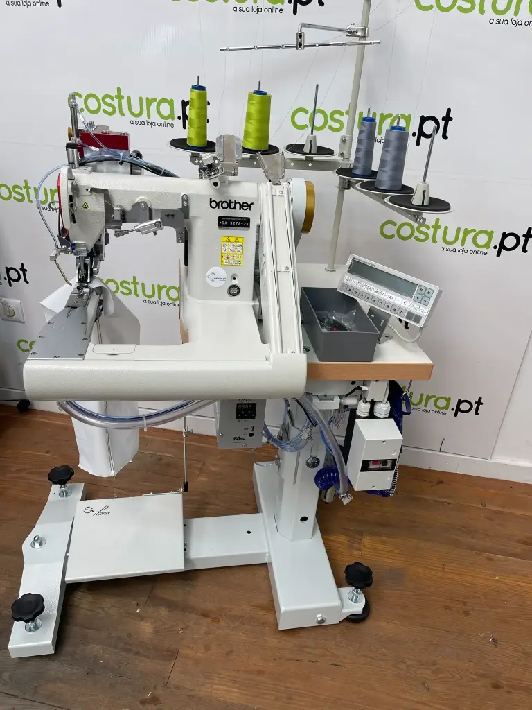 Maquina de costura inglesa de ponto cadeia 2 agulhas Sip-Italy 927L-SIP, com corte de linha automático ,levantamento do calcador , puller eletronico, fotocelula ,motor servo , estante pedestal com rodas e tampo desenhado para camisas