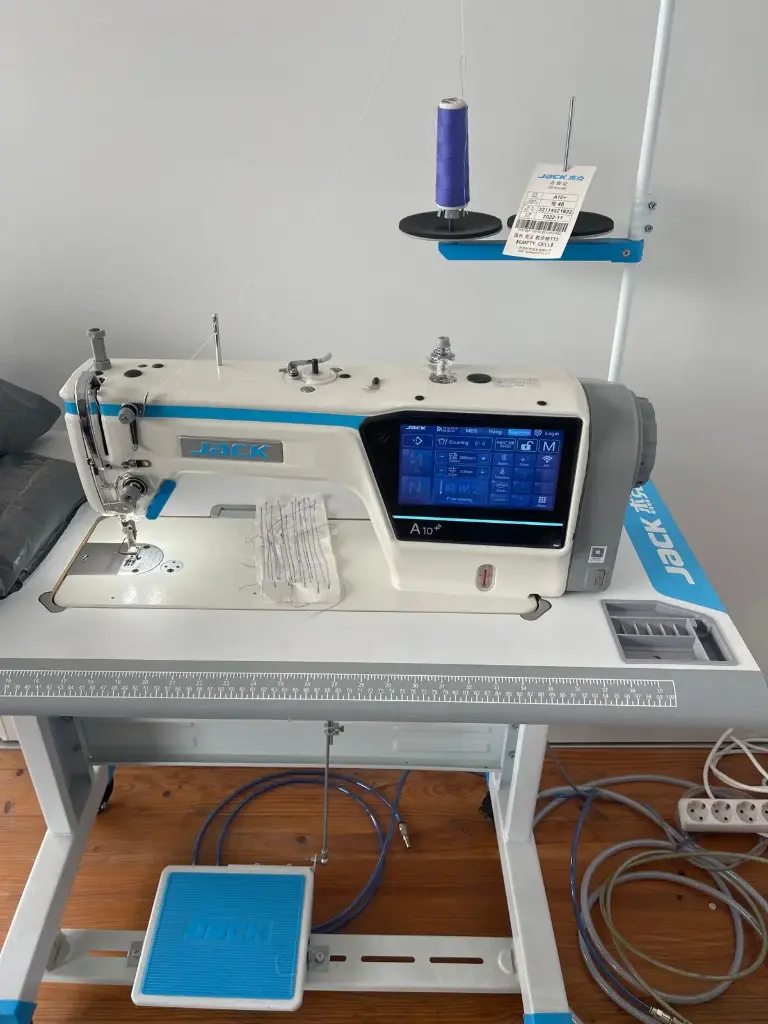 Maquina de costura ponto preso Jack A10, ecrã touch, com motor servo, tampo e bancada