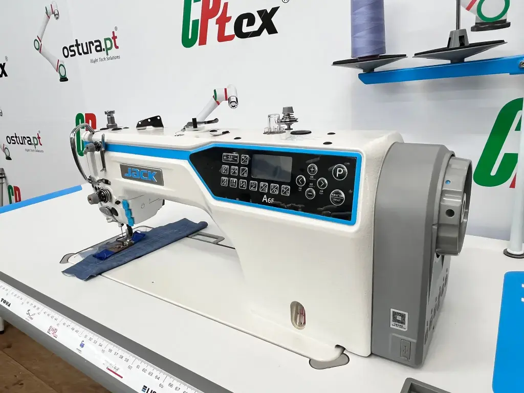 Maquina de costura ponto preso duplo arrasto Jack A6F-EH para grossos, com motor servo, tampo e bancada