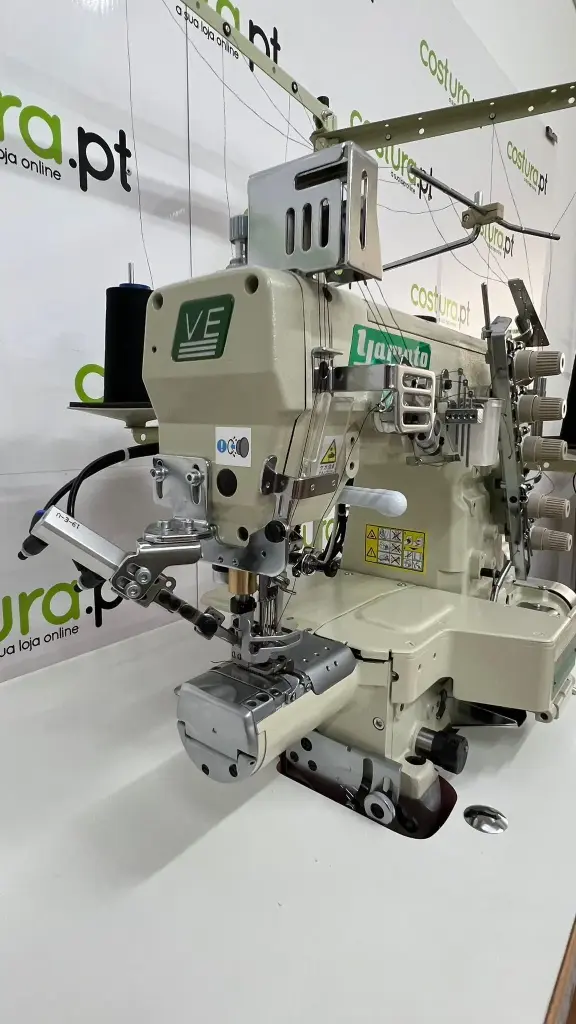 Maquina de costura recobrimento braço estreito Yamato VE2713-156L-8F / UT-A34F / ST2-A, equipada com motor servo, bancada e tampo nacional