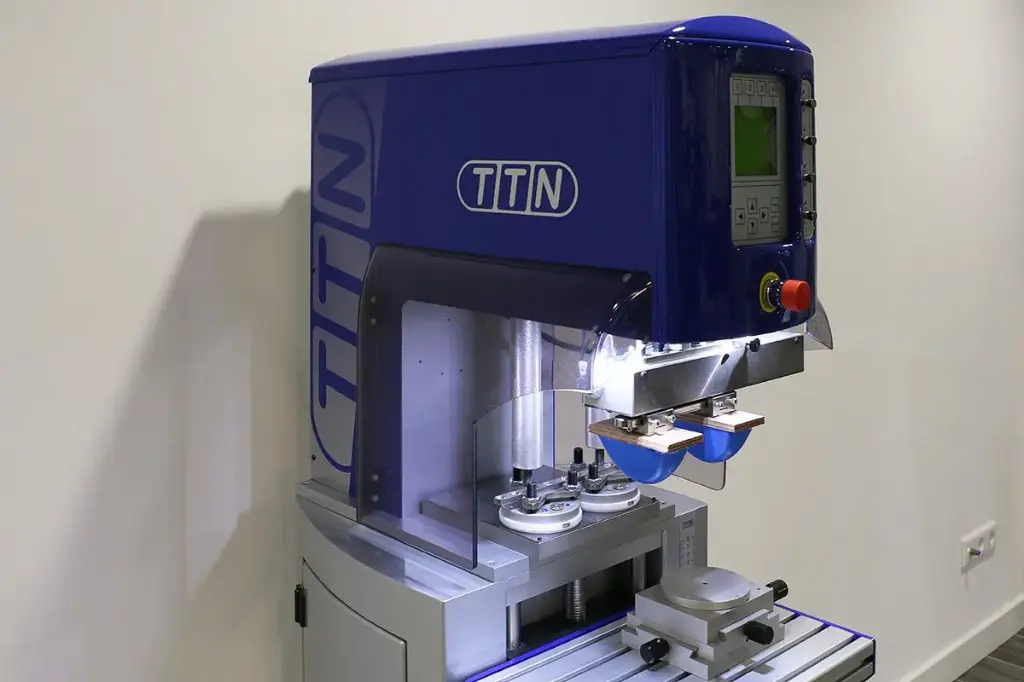 Maquina de tampografia de 2 cores (80mm) TTN 200 EKO 2 TC com 2 copos de 90mm com anel de cerâmica, inclui- pedestal TTN 200, Mesa XY com ajuste de posicionamento e deslizamento pneumatico.