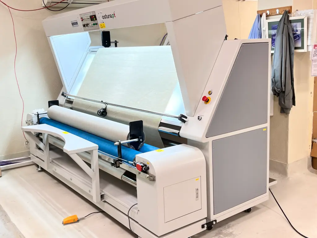 Maquina revistar / medir malhas e tecidos,  com painel iluminado, rolo-rolo com centrador de ourela por fotocélula para rolos de medidas máximas de 2100 x 600mm