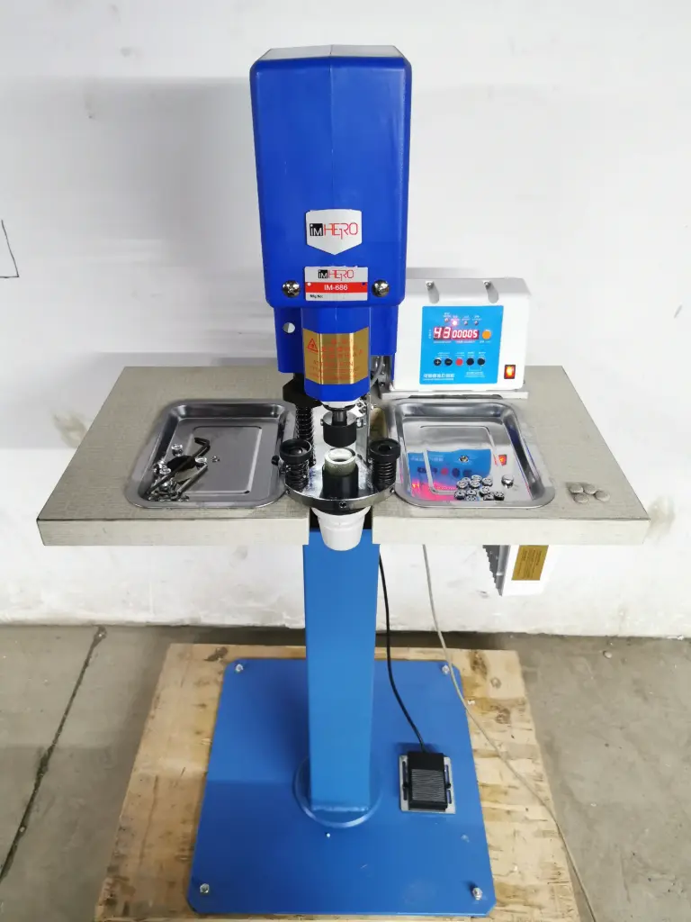 Maquina semiautomatica para forrar botoes IM-686