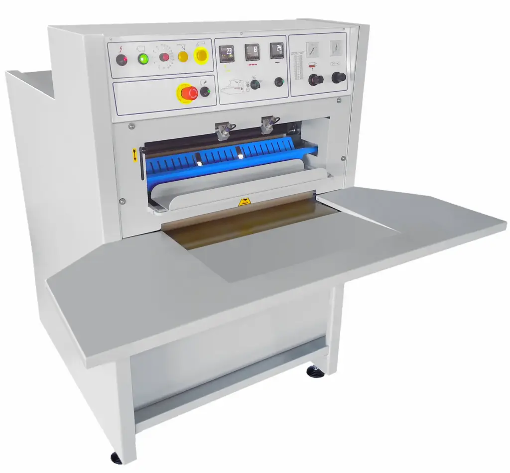 Maquina termocolagem Giemmepi PR 5 / N Line H-600mm ,para colar entretela em colarinhos e punhos de camisas, arrefecimento circuito fechado integrado ,ecrã touch 7" com 24 programas ,descarregador automático