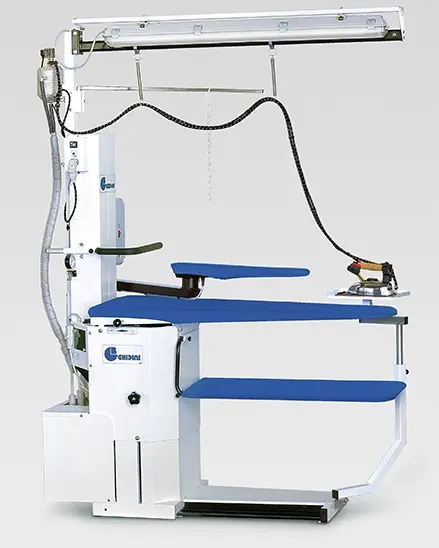 Mesa bico de pato com 1350x510x270 mm, ajuste em altura a 75 / 95cm, aquecimento, aspiração, insuflação, braço de mangas com aquecimento, e transporte aéreo com lâmpada Ghidini Tornado, ligação de ar comprimido para comutar a aspiração e insuflação.C03B01