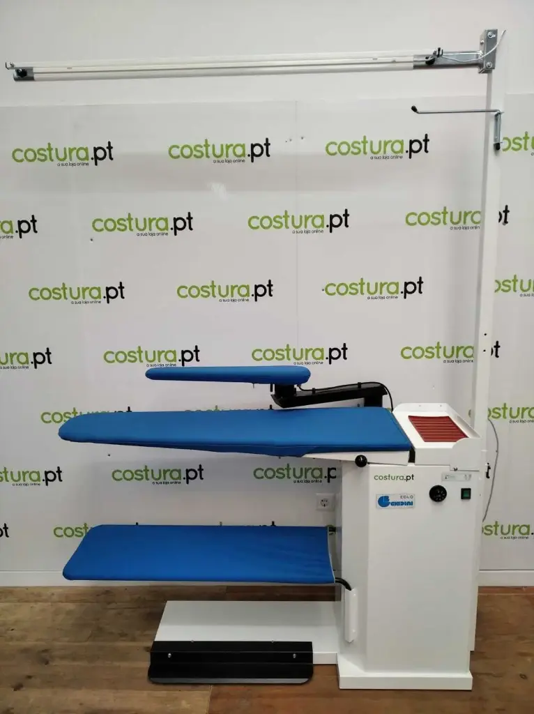Mesa de passar bico de pato com 1200x400x250 mm, aquecimento e aspiração, braço de mangas com aquecimento, e transporte aéreo com lâmpada Ghidini Ghidini EOLO - E01A00 + Z11H00 + Z10A00