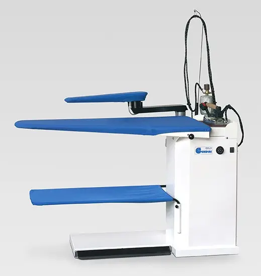 Mesa de passar bico de pato com 1200x400x250 mm, aquecimento, aspiração, insuflação, braço de mangas com aquecimento, e transporte aéreo com lâmpada Ghidini Ghidini EOLO,