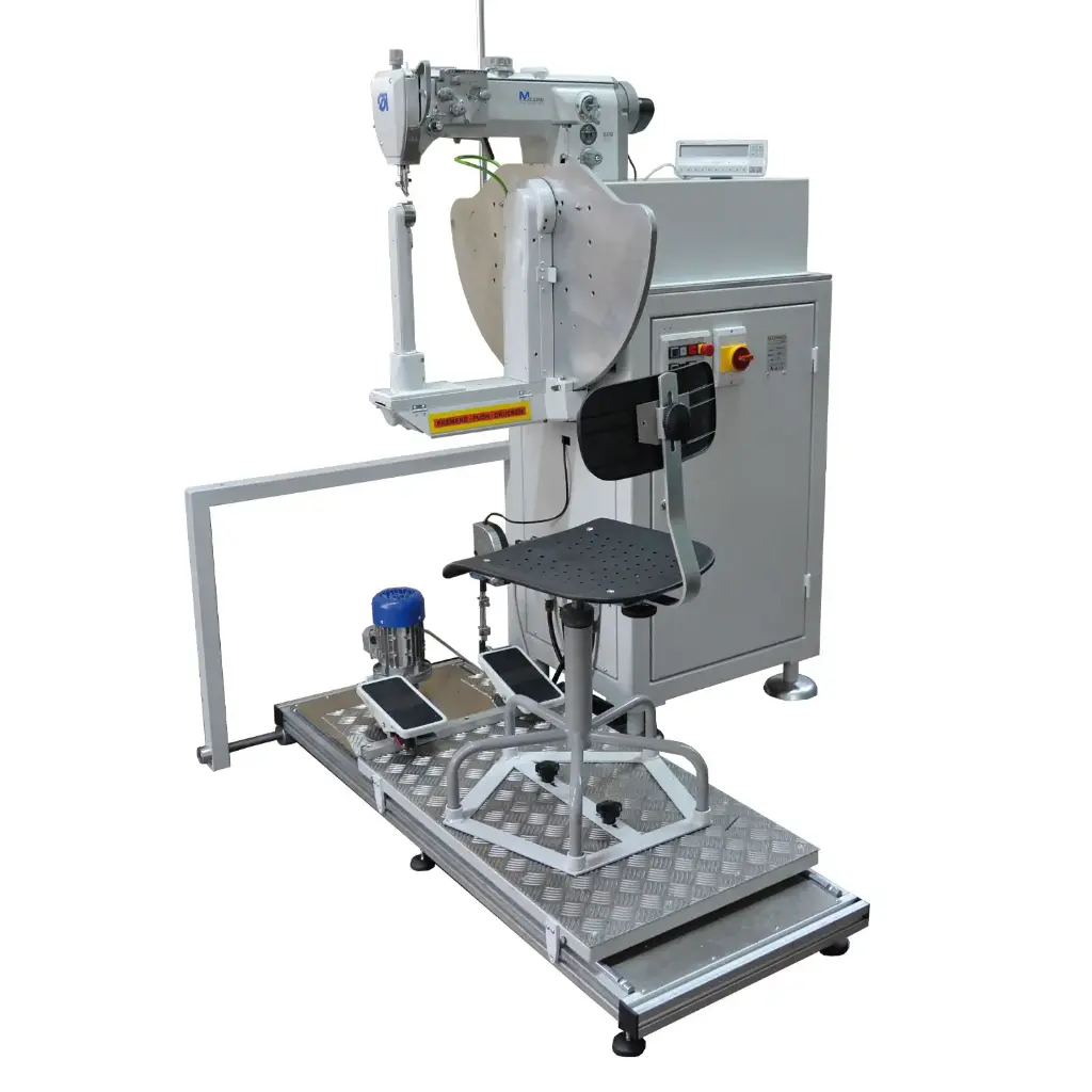 Máquina especial de coluna de braço oscilante com movimento sincronizado da cadeira da operaria com a maquina. Equipada com cabeça de costura 867 de triplo arraste, uma agulha. Tamanho de ponto máximo 5mm. Altura da coluna 400mm. Diâmetro da coluna 44mm.
