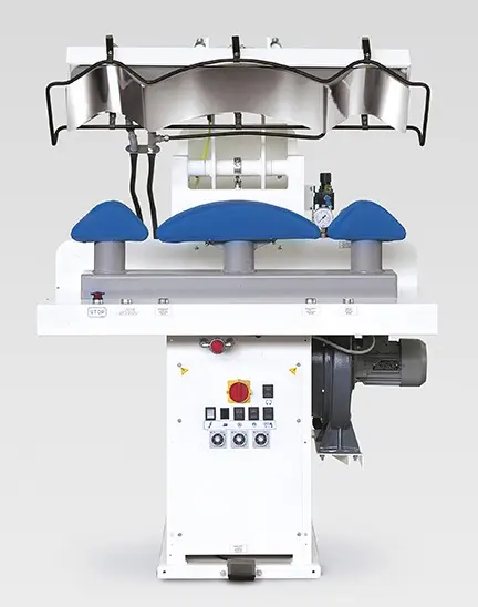 Prensa para passar colarinhos e punhos, com prato superior liso, aquecimento e movimento pneumático, para ligar a alimentação de vapor e ar comprimido Ghidini P88 CP