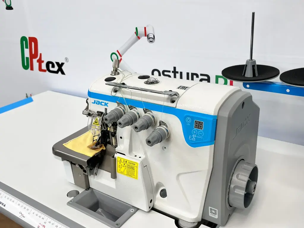 Maquina de costura corte e cose Jack E4S-5-03/233 5x5 , com motor servo bancada e tampo 