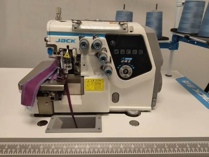 Maquina de costura corte e cose Jack JACK C7-4-M03/333, com motor servo