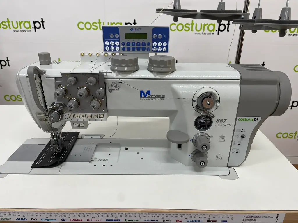 Maquina de costura triplo arrasto de 2 agulhas Durkopp Adler 867-290122-M E21 / 10-6 com tampo e bancada nacional