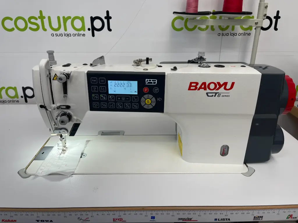 Maquina de costura ponto preso Baoyu GT6W, com remate limpo, com motor servo, tampo e bancada
