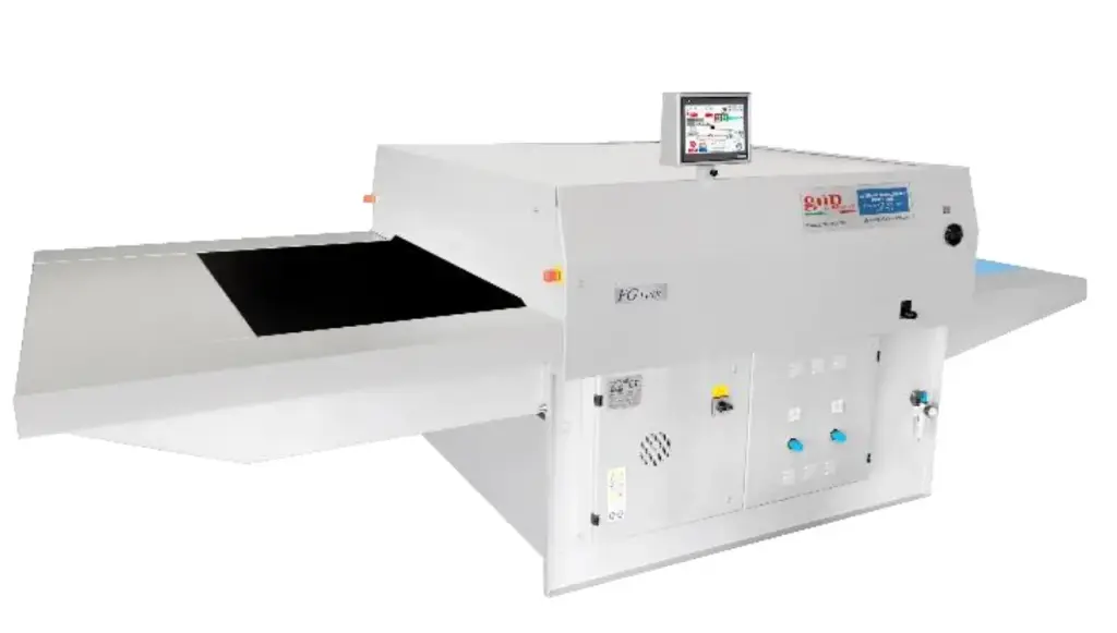 Maquina termocolagem de colar entretela de tapete rotativo Giemmepi FG1000T, com ecrã touch de 10Pol, com 24 programas , estação de arrefecimento, equipada com isolamento Eco Green, tapete sem emenda, potencia instalada de 13,6kw, consumo real hora de 7Kw, tapete de 1000mm, velocidade 0,9 a 10,2mt/minuto, tempo ajustavel de 7 a 76seg., com camera de colagem de 1250mm