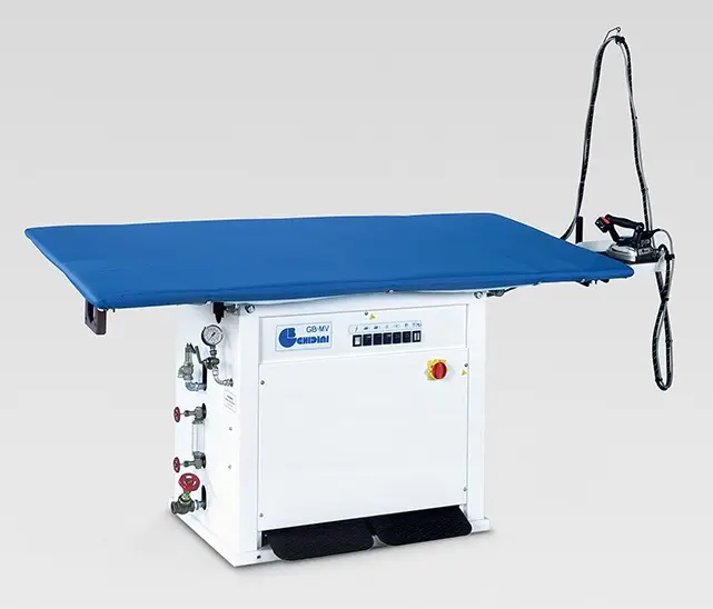 Mesa de vaporização e aspiração com tabuleiro retangular e inclinado (2000x1000 mm) com alimentação central de vapor, completa com aspirador trifásico, conjunto de ferro a vapor e ferro de engomar 