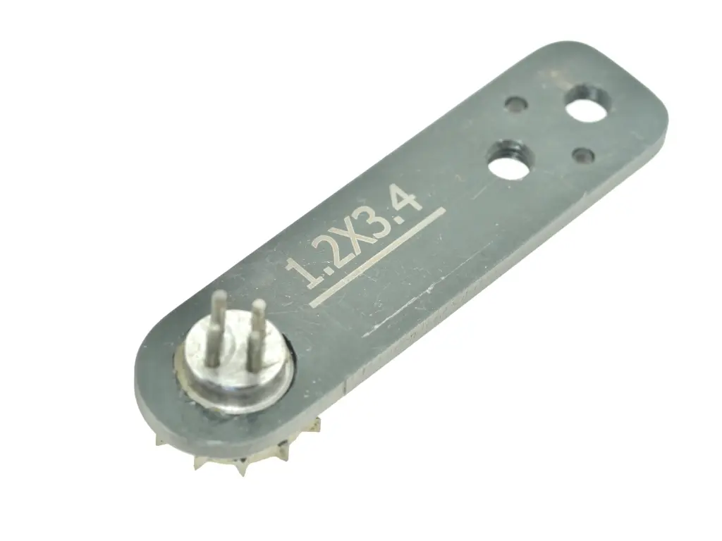 Matriz / transportador para carregador de botões de 4 furos 1.2x3.4mm para maquina de botões com camera