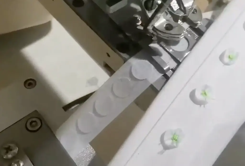 Dispositivo de alimentação e perfuração para reforço de botões no colarinho para maquina de pregar botões Cptex Max-PD