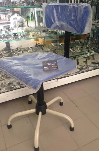 Cadeira ergonómica, com tampo e costas em polipropileno na cor azul