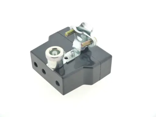 [Km.M-067] Ficha femea trifasica KM