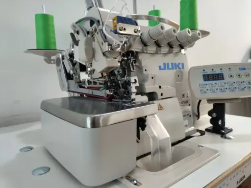 [Cptex.Mo67PleL] Maquina de costura Juki MO6714DA , com puller eletrónico, motor servo, corte de guilhotina, aspiração de desperdício e de linhas, tampo e estante nacional
