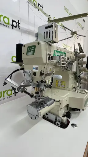 [Ym.VE2713-056L] Maquina de costura recobrimento braço estreito Yamato VE2713-156L-8F / UT-A34F / ST2-A, equipada com motor servo, bancada e tampo nacional