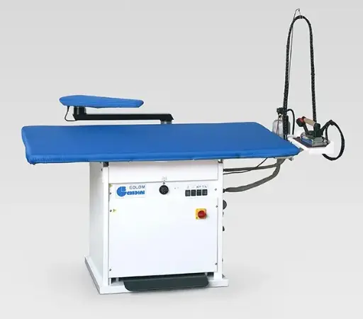 [Ghi.EOLO-M] Mesa de passar retangular com 130X80cm, aquecimento e aspiração aquecimento, aspiração, braço de mangas com aquecimento, e transporte aéreo com lampada Ghidini EOLO M = D16A05 + Z11C10 + Z10E00
