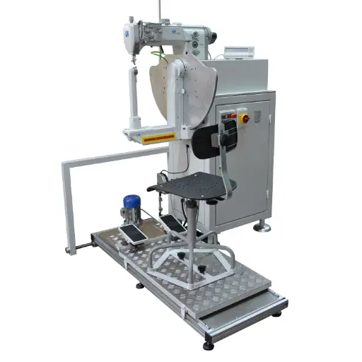 [CometaVBO.XXS] Máquina especial de coluna de braço oscilante com movimento sincronizado da cadeira da operaria com a maquina. Equipada com cabeça de costura 867 de triplo arraste, uma agulha. Tamanho de ponto máximo 5mm. Altura da coluna 400mm. Diâmetro da coluna 44mm.