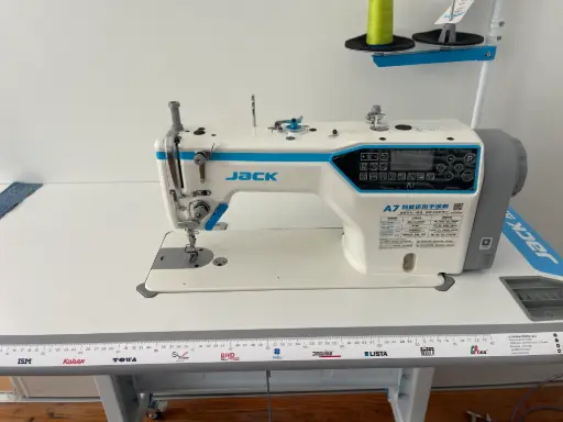 [Jac.A7-P] Maquina de costura ponto preso com laçadeira de grande capacidade 1.6 Jack A7-P, com motor servo, tampo e bancada